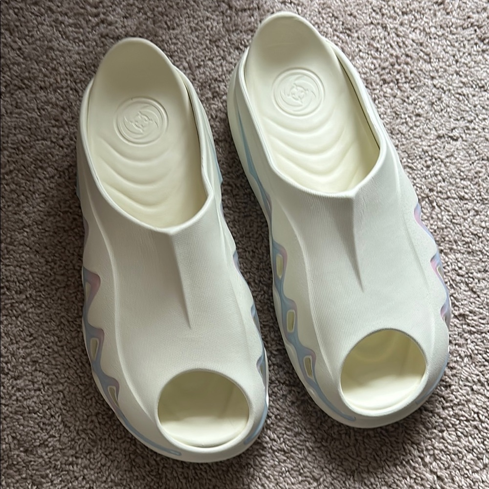 Rigorer Shark 3 Cream Slide Sandals white blue pink.